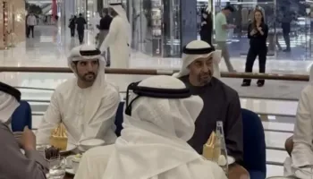 Presidenti i Emirateve të Bashkuara Arabe dhe princi i Dubait qetësojnë banorët, pinë kafe në qendër të qytetit (VIDEO)