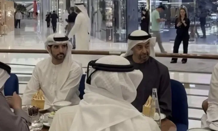 Presidenti i Emirateve të Bashkuara Arabe dhe princi i Dubait qetësojnë banorët, pinë kafe në qendër të qytetit (VIDEO)