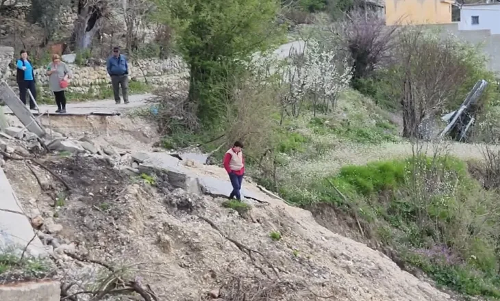 Prishet rruga, izolohet fshati/ Situatë e vështirë në Labovë të Gjirokastrës, banorët: Të sëmurët i transportojmë në krah