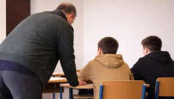 Procedohet penalisht mësuesi në Finiq për keqtrajtimin e një nxënësi gjatë mësimit