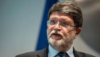 “Procesi i anëtarësimit në BE ka ngecur”/ Raportuesi për Serbinë në PE: Gjendja në Beograd është përkeqësuar