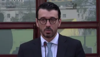 Projektligji i PD për zbritjen me 45 lekë të çmimit të naftës, ministri Karakaçi rrëzon propozimin: Që të ulet taksa e qarkullimit…