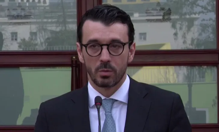 Projektligji i PD për zbritjen me 45 lekë të çmimit të naftës, ministri Karakaçi rrëzon propozimin: Që të ulet taksa e qarkullimit…