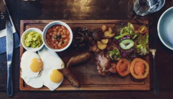 Proteina, fibra… çfarë vjen më pas në pjatën tonë