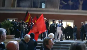 Protesta/ Akuzat për integrimin, Berisha zëvendëson flamujt e SHBA-së me ato të Gjermanisë dhe BE-së