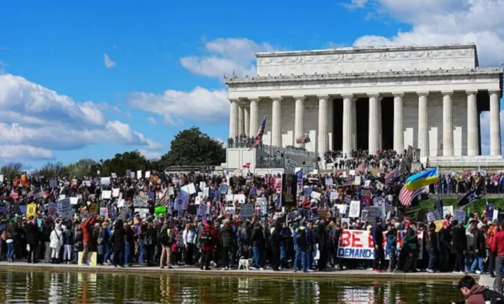 Protesta anti-Trump në SHBA/ Nën moton “Pa Mbretër”, miliona njerëz “pushtojnë” rrugët e qyteteve 