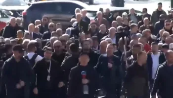 Protesta, Berisha del nga selia e PD, i drejtohet Kuvendit