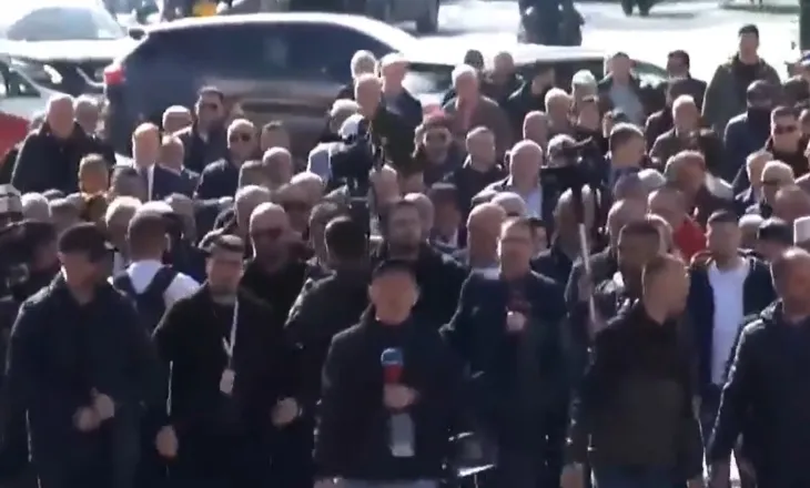 Protesta, Berisha del nga selia e PD, i drejtohet Kuvendit