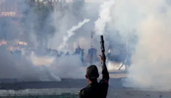 Protesta dhe festa në botë pas sulmeve ndaj Iranit, 23 të vrarë në Pakistan, përplasje pranë konsullatës amerikane