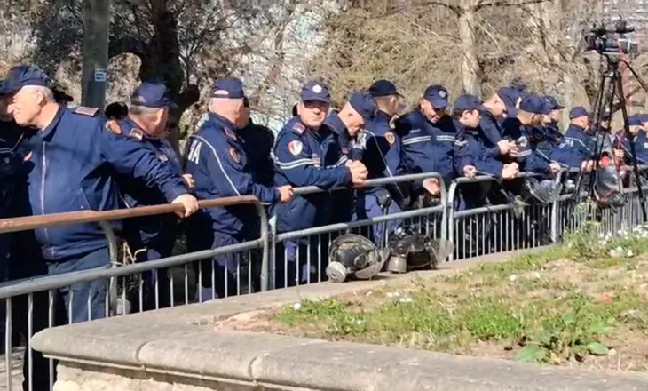 Protesta e opozitës, 1600 policë rrethojnë Parlamentin