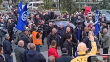 Protesta e opozitës/ Berisha mbërrin në seli, pritet me brohorima nga protestuesit