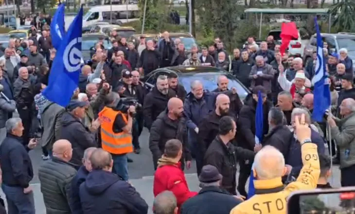 Protesta e opozitës/ Berisha mbërrin në seli, pritet me brohorima nga protestuesit