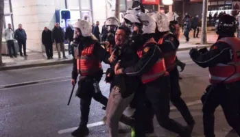 Protesta e opozitës dhe arrestimet e paligjshme/ 10 persona në komisariate, mes tyre 4 të mitur