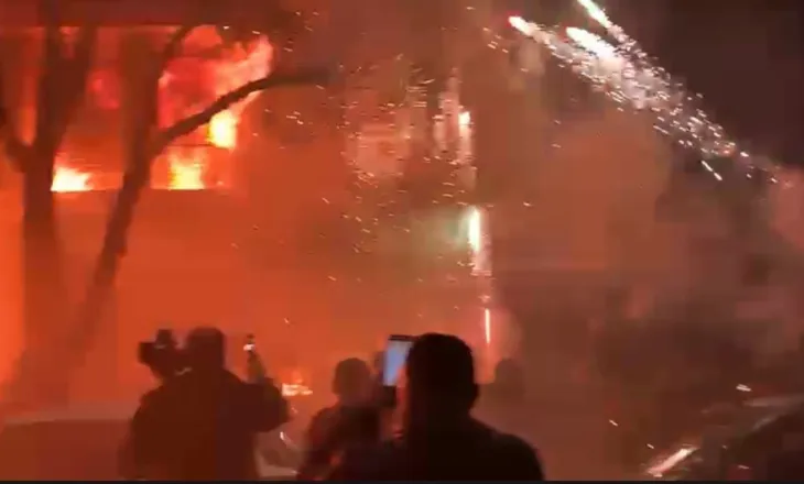 Protesta e opozitës me përleshje dhe molotovë, 4 persona të arrestuar/ Policia: Gjatë sulmit të Vilës 31 kishte persona brenda