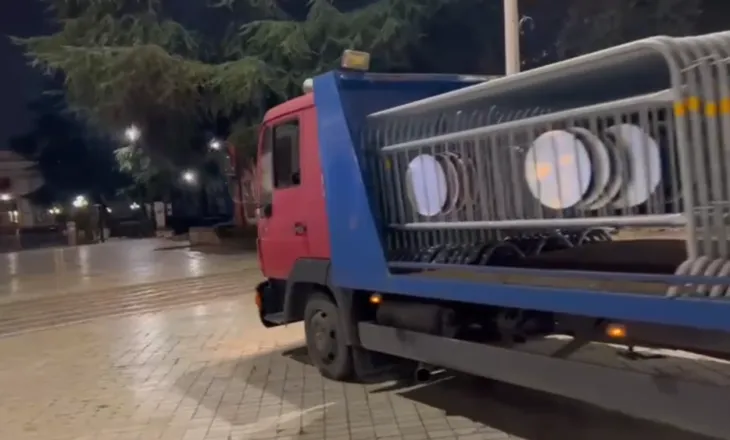 Protesta e opozitës/ Parlamenti blindohet me gardh metalik, shtohen masat e sigurisë pak orë para revoltës së demokratëve 