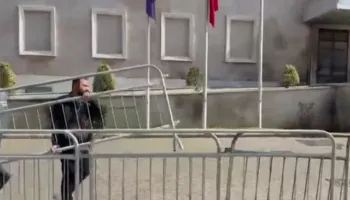 Protesta e opozitës/ Përforcohen masat e sigurisë, Parlamenti blindohet me gardh metalik