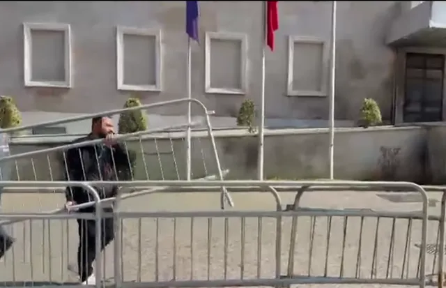 Protesta e opozitës/ Përforcohen masat e sigurisë, Parlamenti blindohet me gardh metalik