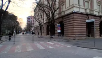 Protesta e opozitës, policia bllokon me gardh metalik kalimin nga Kryesia e Kuvendit për te ish-blloku