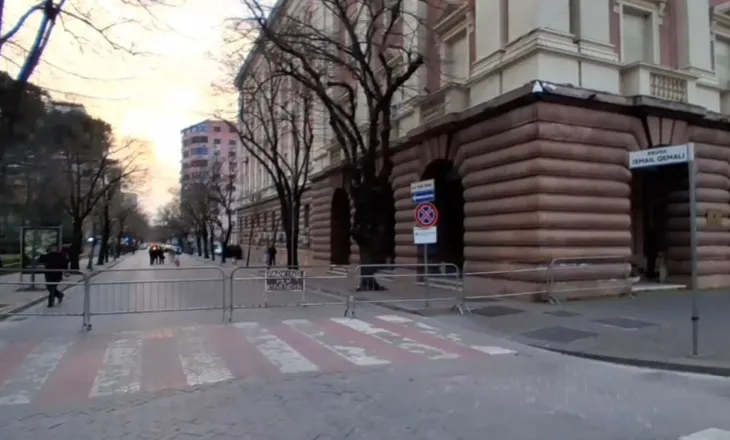 Protesta e opozitës, policia bllokon me gardh metalik kalimin nga Kryesia e Kuvendit për te ish-blloku