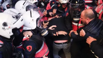 Protesta e opozitës/ Policia e Shtetit: 6 efektivë të lënduar, dërgohen për ndihmë mjekësore te Trauma dhe QSUT