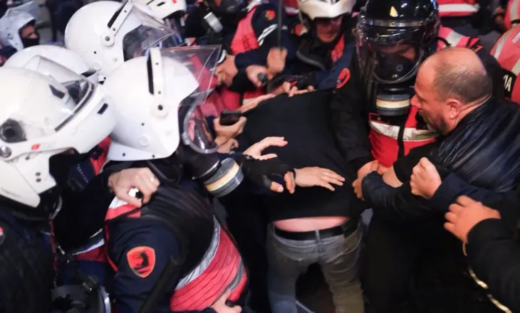 Protesta e opozitës/ Policia e Shtetit: 6 efektivë të lënduar, dërgohen për ndihmë mjekësore te Trauma dhe QSUT