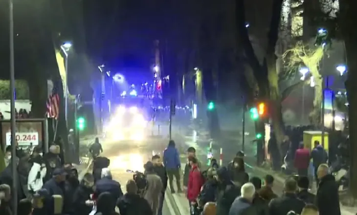 Protesta e opozitës, reagon Ambasada Gjermane: Dënojmë dhunën ndaj personave dhe objekteve