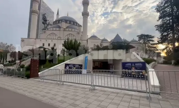 Protesta e PD/ “Blindohen” me gardh metalik institucionet dhe xhamia e Namazgjasë! Forca të shtuara policore në terren