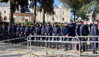 Protesta e PD, krijohet kordoni i policisë përpara Kuvendit, Garda në gatishmëri sipër tarracës