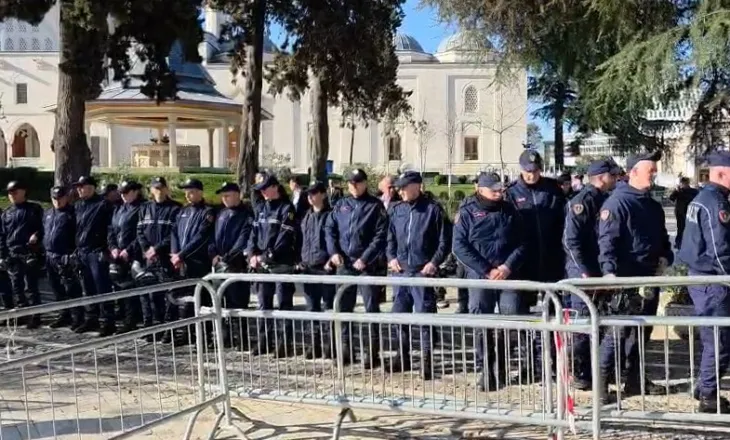 Protesta e PD, krijohet kordoni i policisë përpara Kuvendit, Garda në gatishmëri sipër tarracës