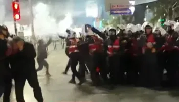 Protesta e PD-së/ Lëndohen dy efektivë të “Shqiponjave”, nisen drejt Spitalit Ushtarak