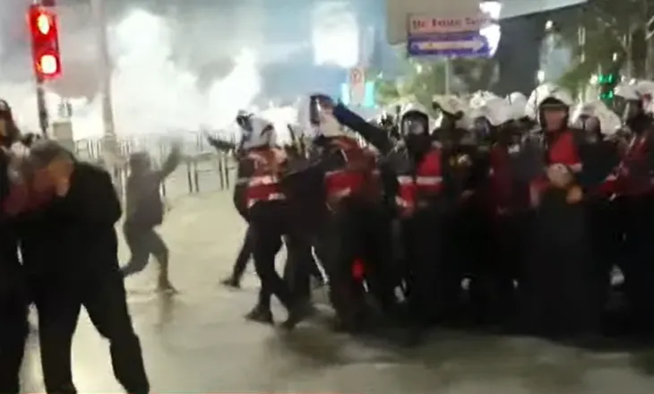 Protesta e PD-së/ Lëndohen dy efektivë të “Shqiponjave”, nisen drejt Spitalit Ushtarak