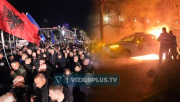 Protesta e PD-së, përfshihet nga flakët makina e policisë
