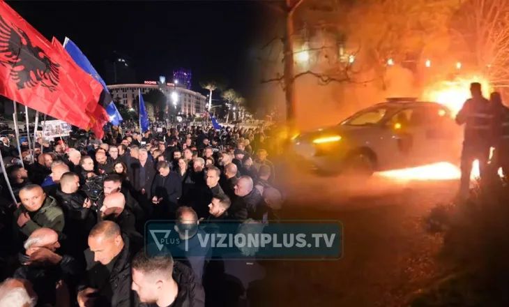 Protesta e PD-së, përfshihet nga flakët makina e policisë