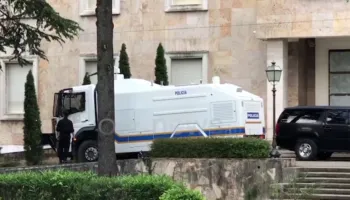 Protesta para Parlamentit, autobotët me ujë te… Kryeministria
