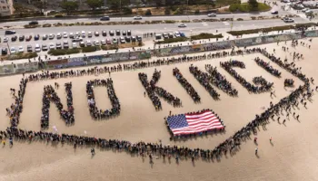 Protestat “No King” në SHBA, mijëra njerëz kundërshtojnë për luftën, emigracionin dhe koston e jetesës 
