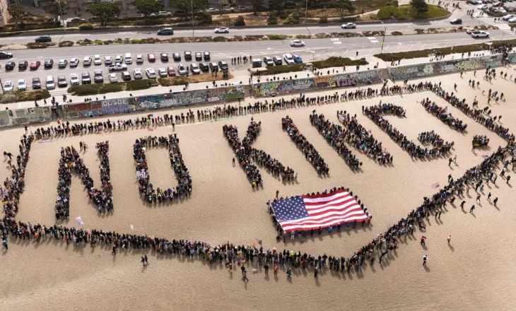 Protestat “No King” në SHBA, mijëra njerëz kundërshtojnë për luftën, emigracionin dhe koston e jetesës 