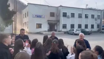 Protestë e nxënësve në Sarandë pas sulmit me thikë në shkollë: “Nuk u ndërhy në kohë”