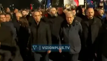 Protestë pa fjalime! Sali Berisha i bashkohet protestuesve para kryeministrisë