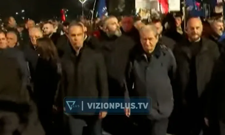 Protestë pa fjalime! Sali Berisha i bashkohet protestuesve para kryeministrisë