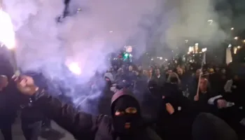 Protestuesit drejtohen nga ish-Blloku, molotovët thyejnë xhamat e bizneseve buzë rrugës