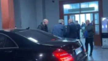 Protestuesit e lënduar në protestë/ Kreu i opozitës, Sali Berisha i viziton te ‘Trauma’