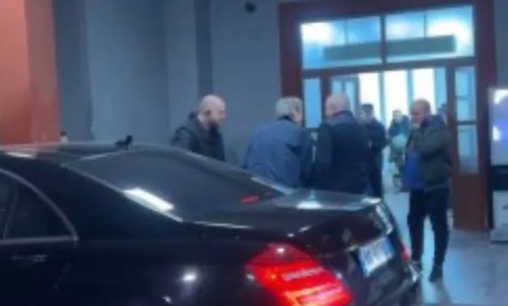 Protestuesit e lënduar në protestë/ Kreu i opozitës, Sali Berisha i viziton te ‘Trauma’