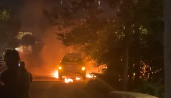 Protestuesit e PD i vënë flakën makinës së Policisë, kundërpërgjigje me gaz lotsjellës