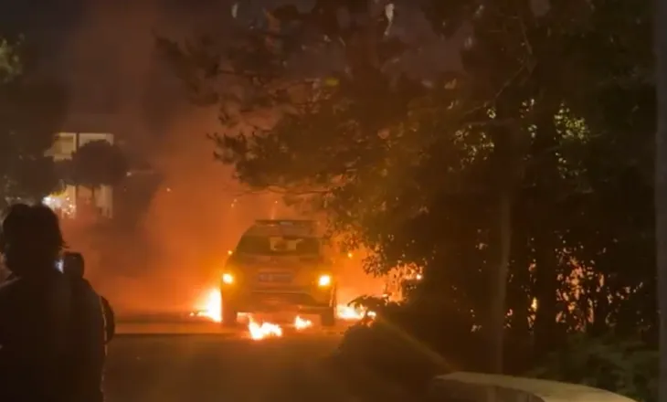 Protestuesit e PD i vënë flakën makinës së Policisë, kundërpërgjigje me gaz lotsjellës