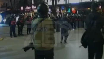 Protestuesit e PD në marshim por ish-Blloku është tërësisht i rrethuar, policia gardh para rrugicave që të çojnë te Vila 31