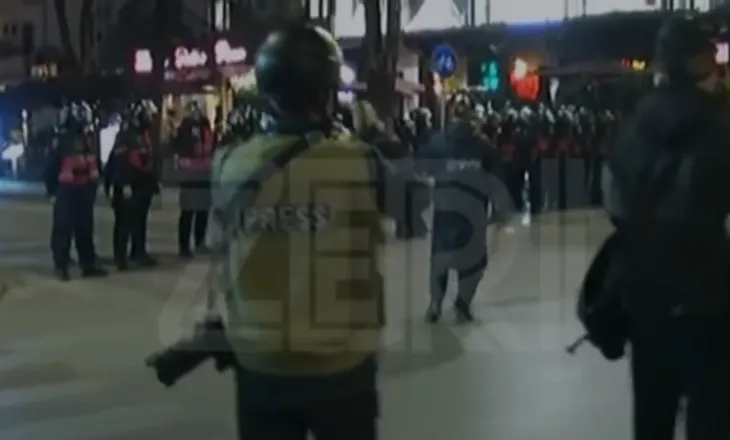 Protestuesit e PD në marshim por ish-Blloku është tërësisht i rrethuar, policia gardh para rrugicave që të çojnë te Vila 31