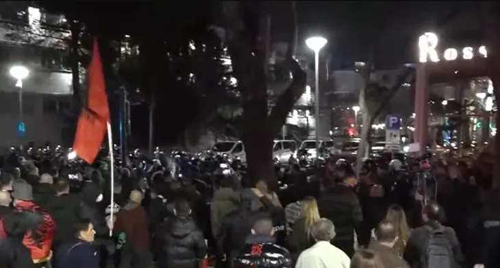 Protestuesit marshojnë drejt Parlamentit, vijojnë tensionet në Tiranë