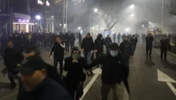 Protestuesit marshojnë në rrugët e Tiranës, ja si paraqitet situata