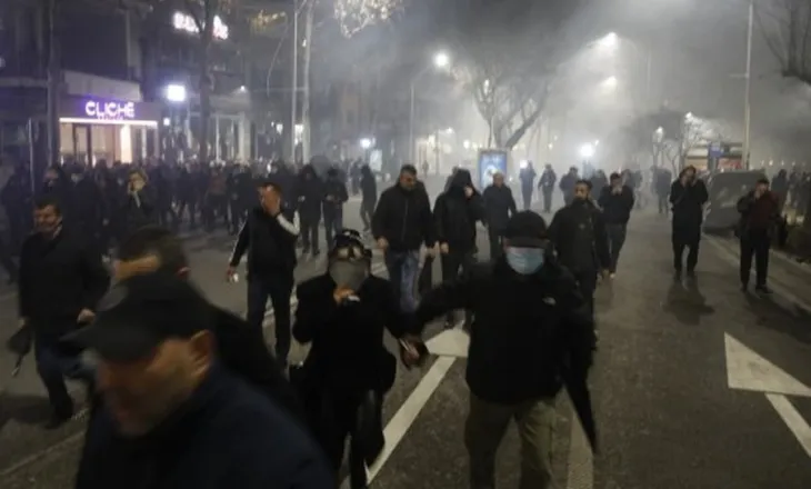 Protestuesit marshojnë në rrugët e Tiranës, ja si paraqitet situata