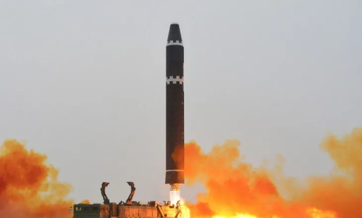 Provokon Koreja e Veriut, teston raketahedhës të fuqishëm